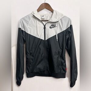 Nike Sportswear Windrunner Jacket Women’s XS  Lightweight. black/White